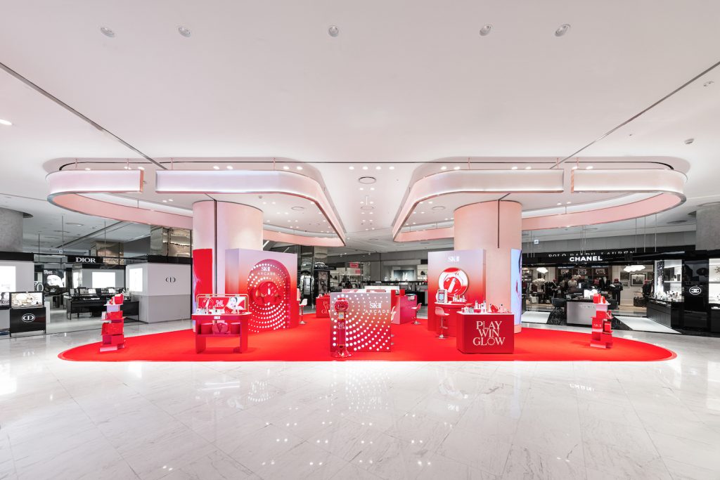 Pop-up store của SK-II nổi bật tại sảnh TTTM Lotte Department Store.