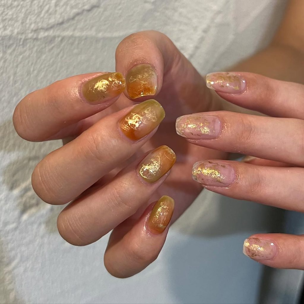 bàn tay có kiểu nail đẹp mạ crom vàng