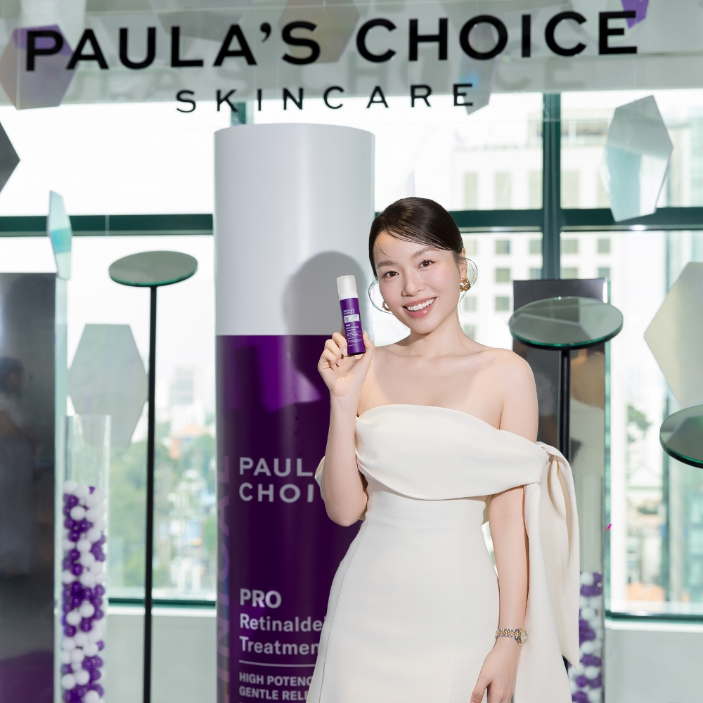 chăm sóc da - Lê Hà Trúc cầm sản phẩm Paula’s Choice PRO Retinaldehyde Treatment