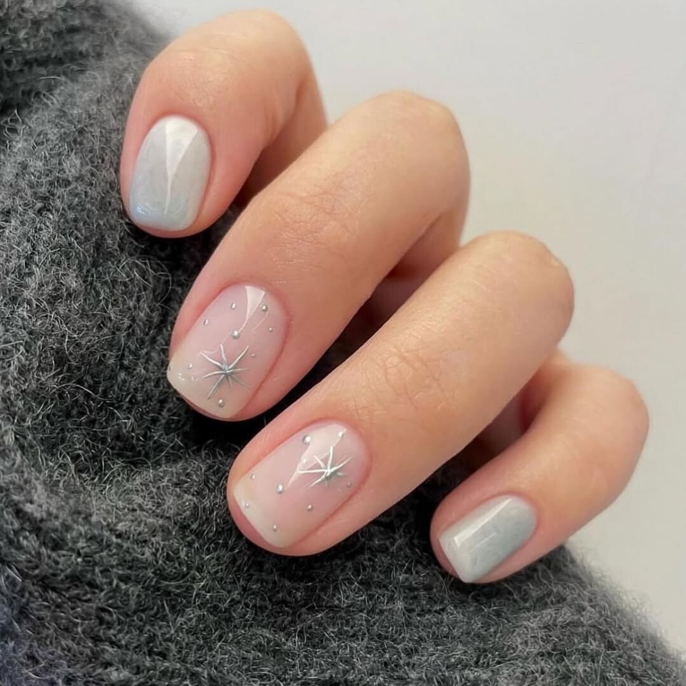 kiểu nail màu xám sáng với họa tiết ánh sao và tuyết rơi