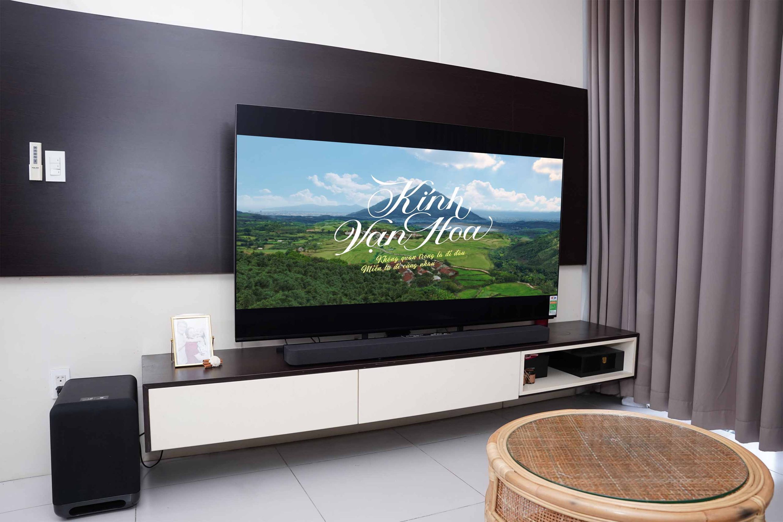 TV Sony BRAVIA 9 và loa thanh BRAVIA Theatre Bar 9 tại phòng khách nhà đạo diễn Võ Thanh Hòa