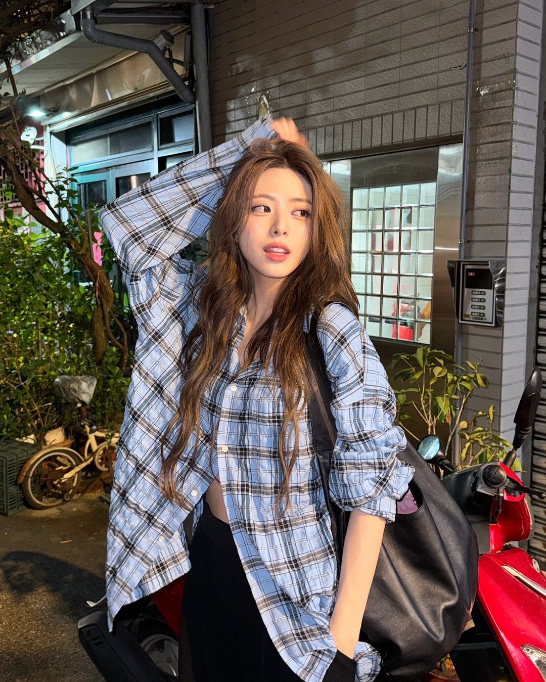 Phối áo áo sơ mi oversize cùng Yuna Itzy
