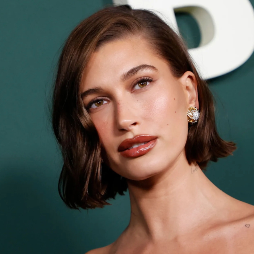 Hailey Bieber tóc nâu trang điểm Natural Glam