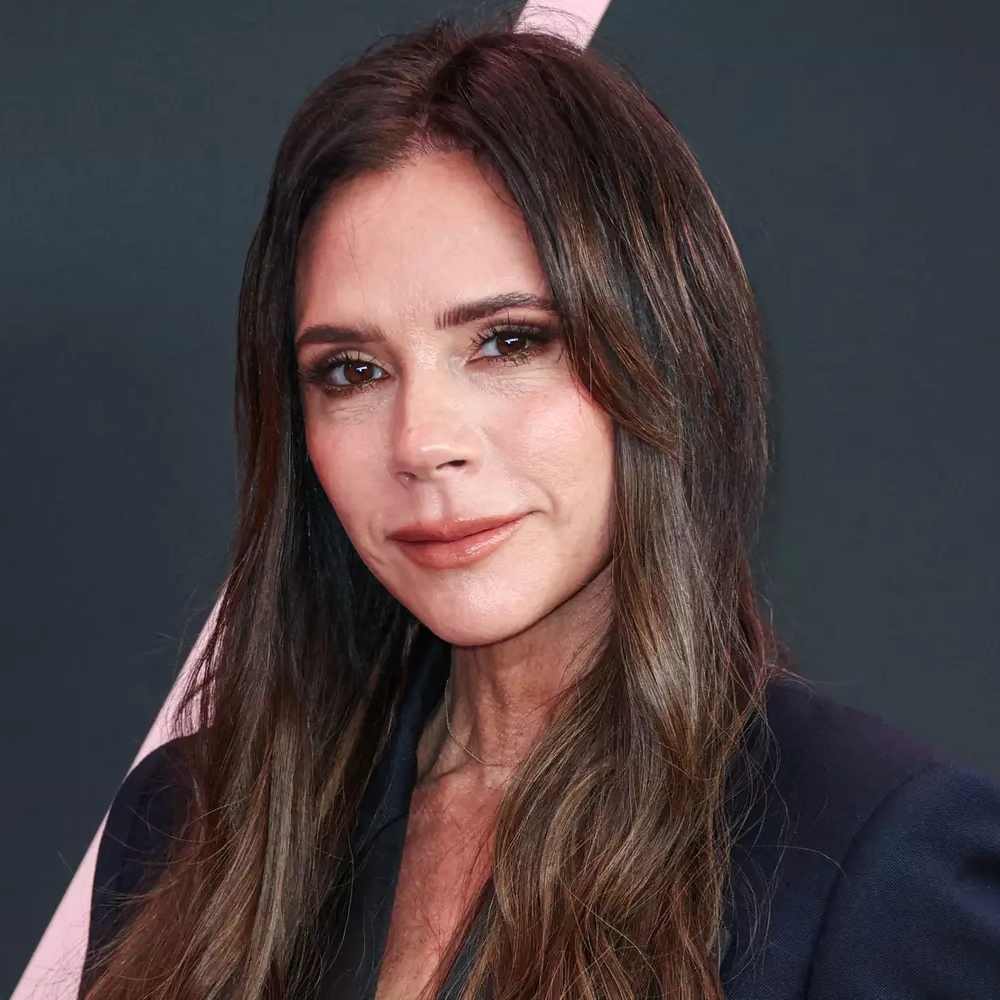 Victoria Beckham tóc dài trang điểm mắt khói