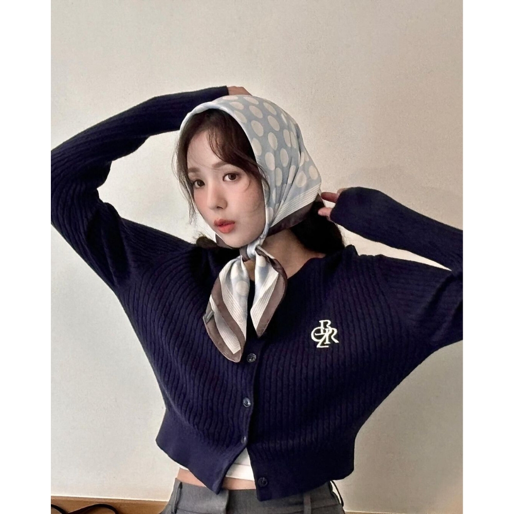 Chae Soo Bin mang áo khoác cardigan và buộc khăn lụa trên đầu