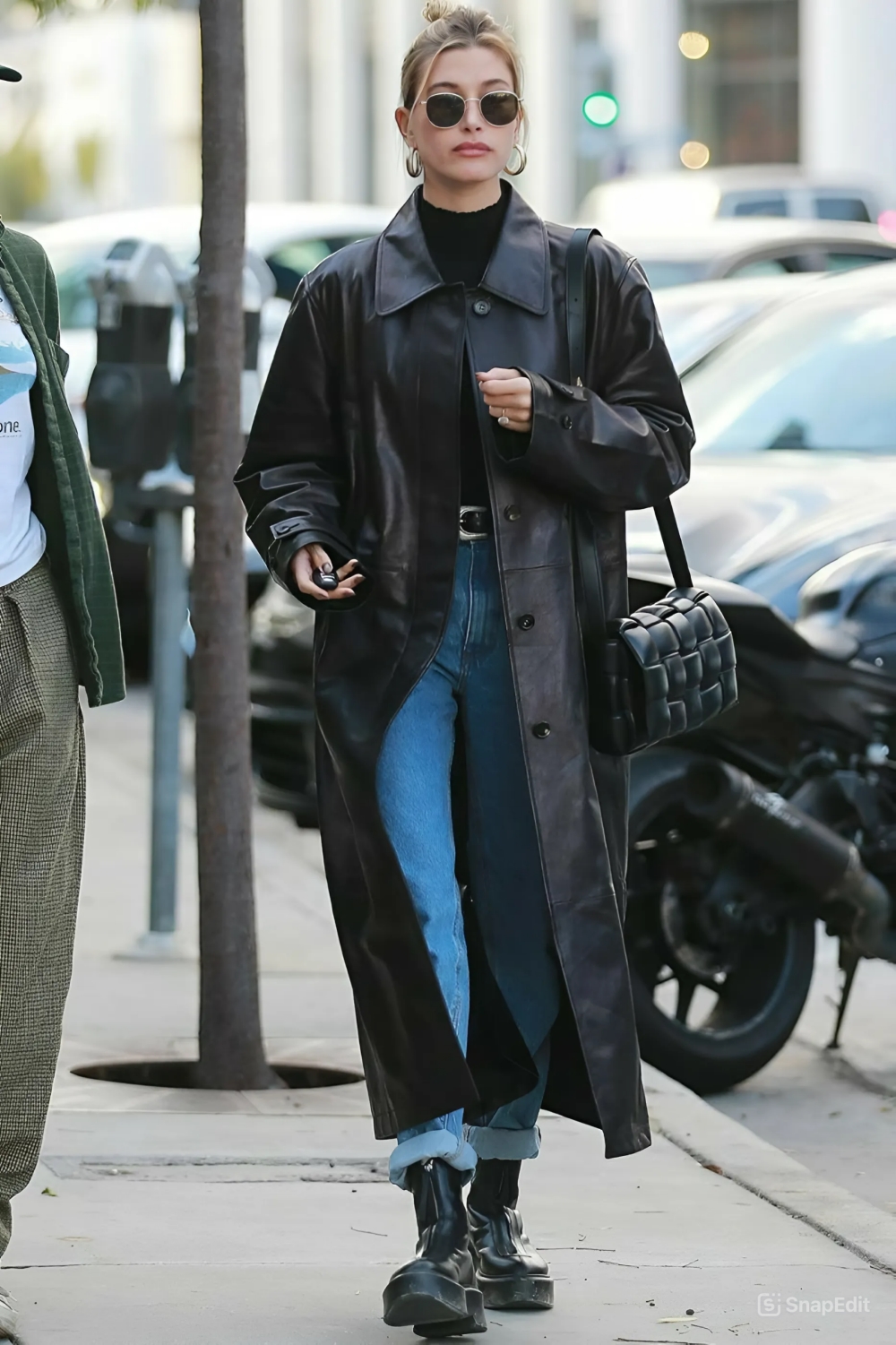 hailey bieber diện chelsea boots 