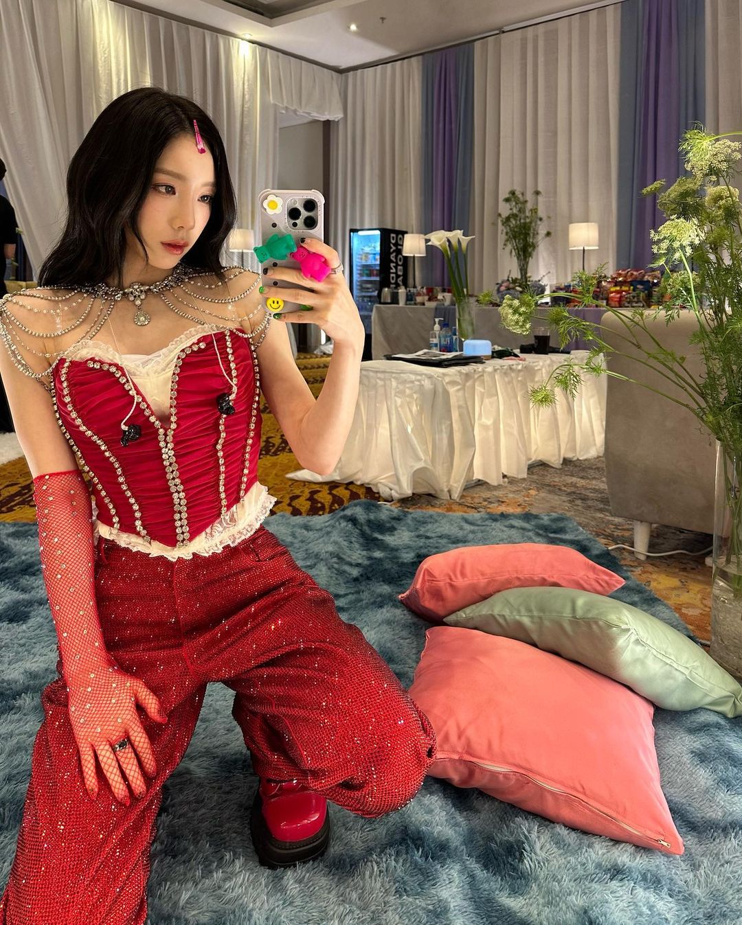 Taeyeon diện outfit all red