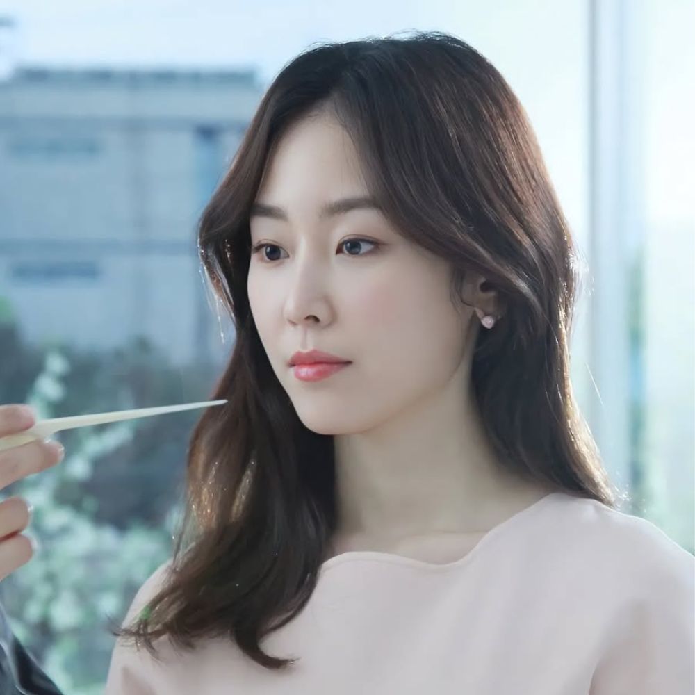 Seo Hyun Jin nổi bật với làn da căng bóng