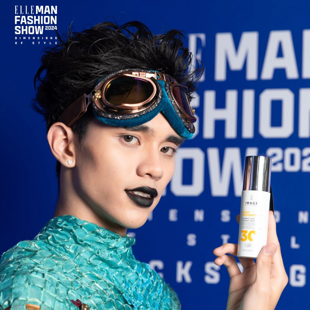 Người mẫu tại ELLEMAN Fashion Show cầm IMAGE DAILY PREVENTION™ Protect And Refresh Mist SPF 30.