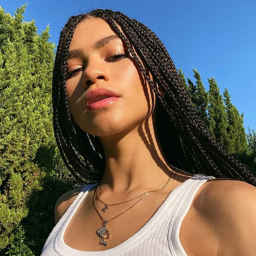 Zendaya mặc áo tank top và tết tóc Dreadlock