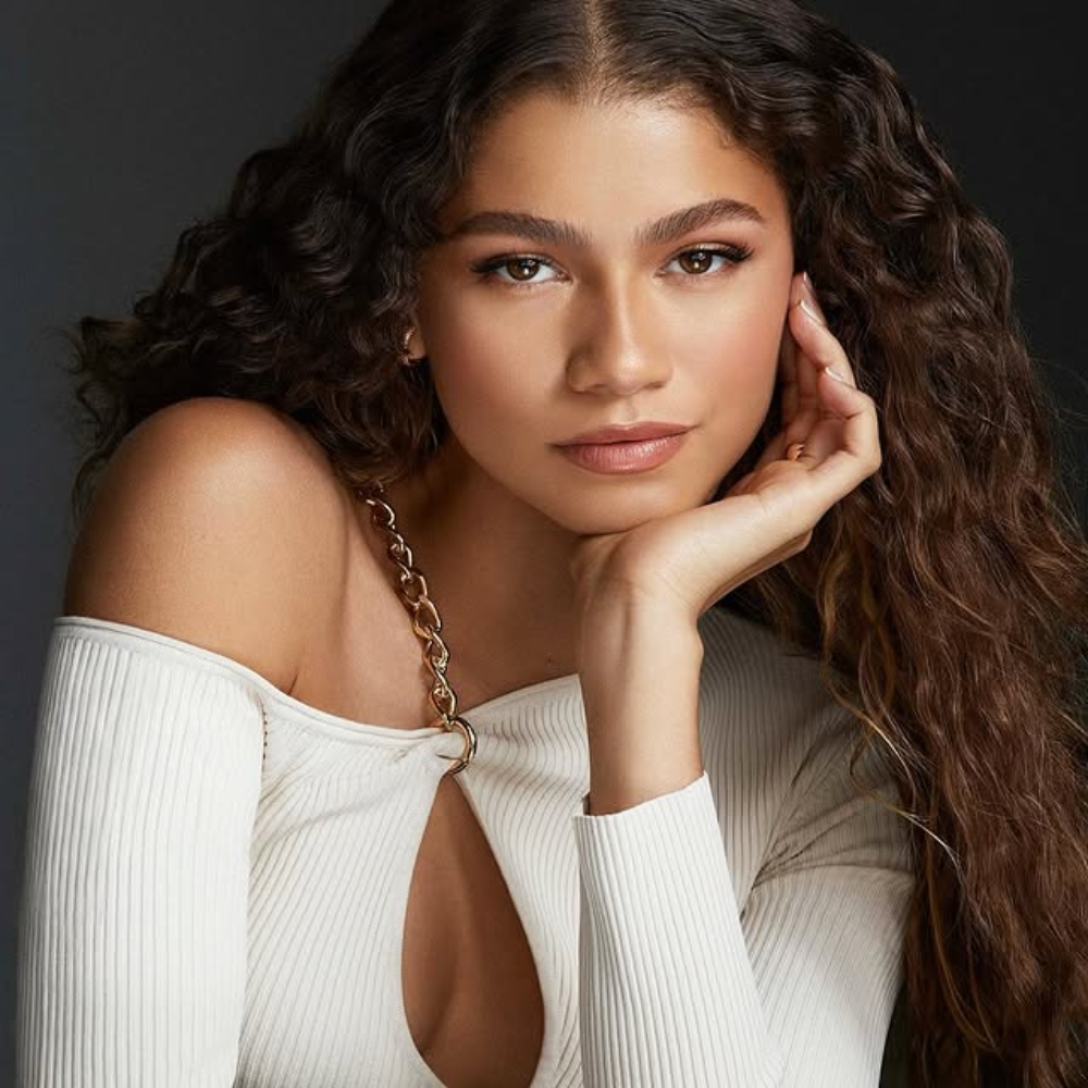 Zendaya uốn tóc xoăn và  mặc áo cut-out để photoshoot