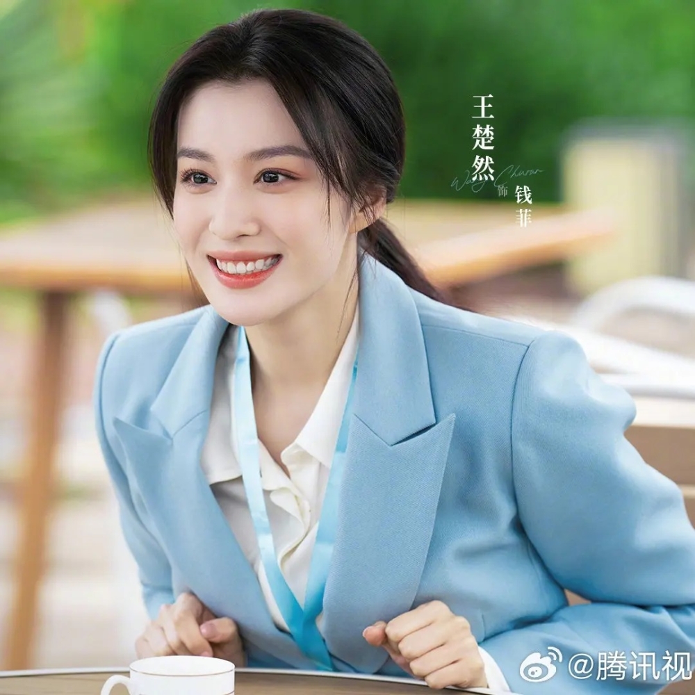 Vương Sở Nhiên mặc blazer trong phim Tình yêu có pháo hoa