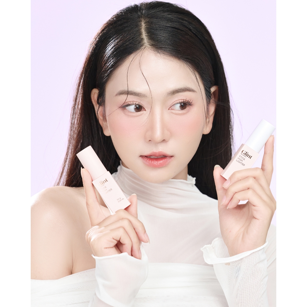 Lê Bống cầm thỏi bắt sáng Stick Highlighter