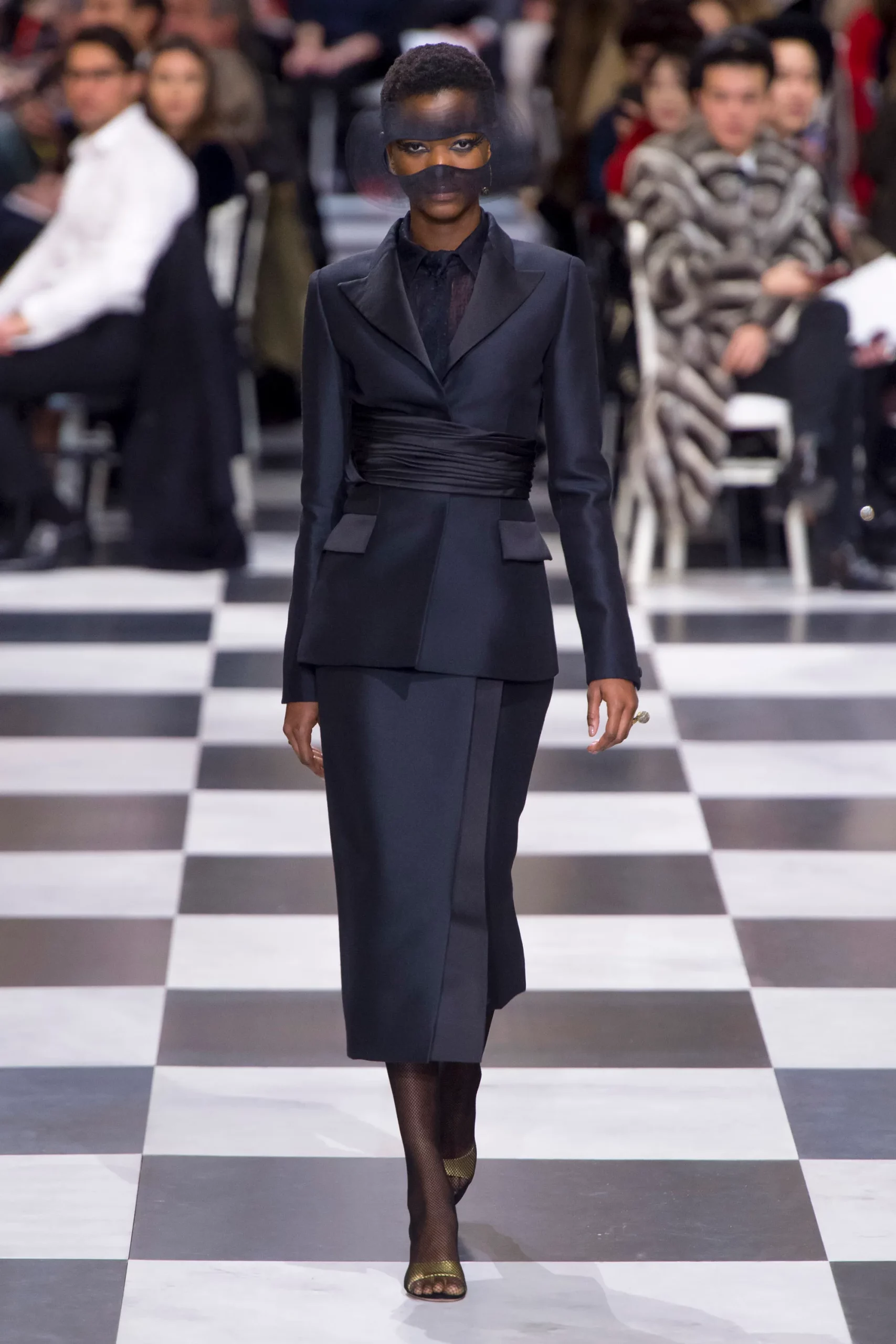 chân váy bút chì Christian Dior couture 2018