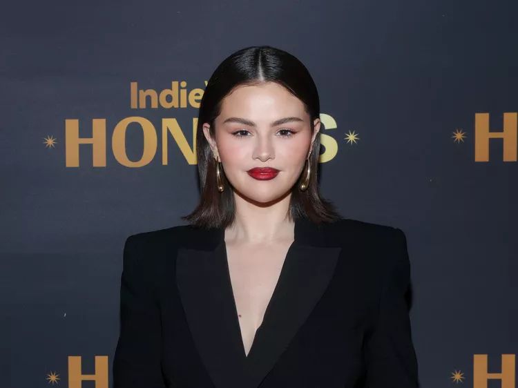 Selena Gomez với phong cách trang điểm môi gradient “dark rose” tại sự kiện IndieWire Honors