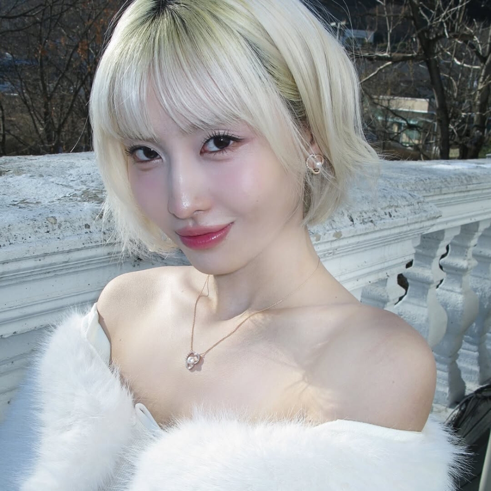 Momo (Twice) với mái tóc bạch kim ngắn