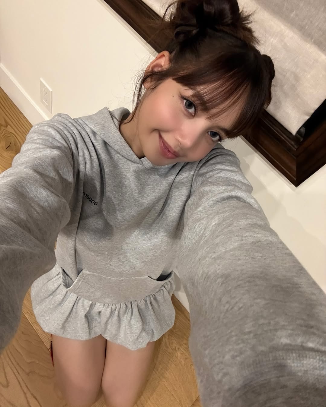 lisa diện áo hoodie