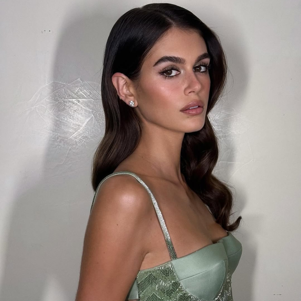 Kaia Gerber trang điểm tone nude và mặc đầm lụa màu xanh