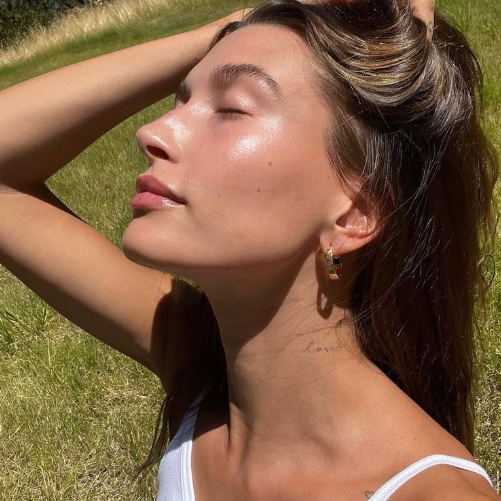 Hailey Bieber dưỡng da glass skin và thoa son dưỡng có màu