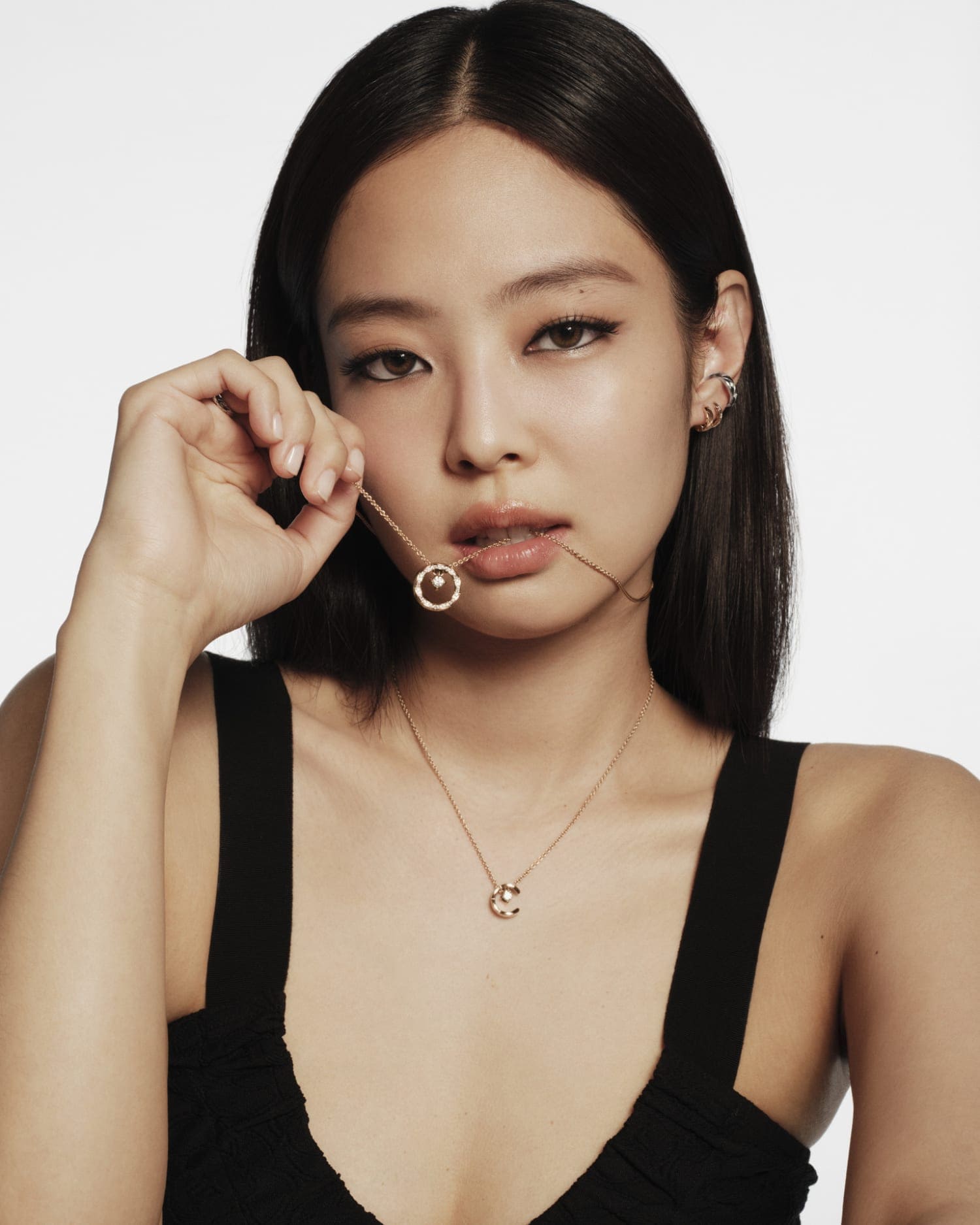 jennie diện trang sức chanel