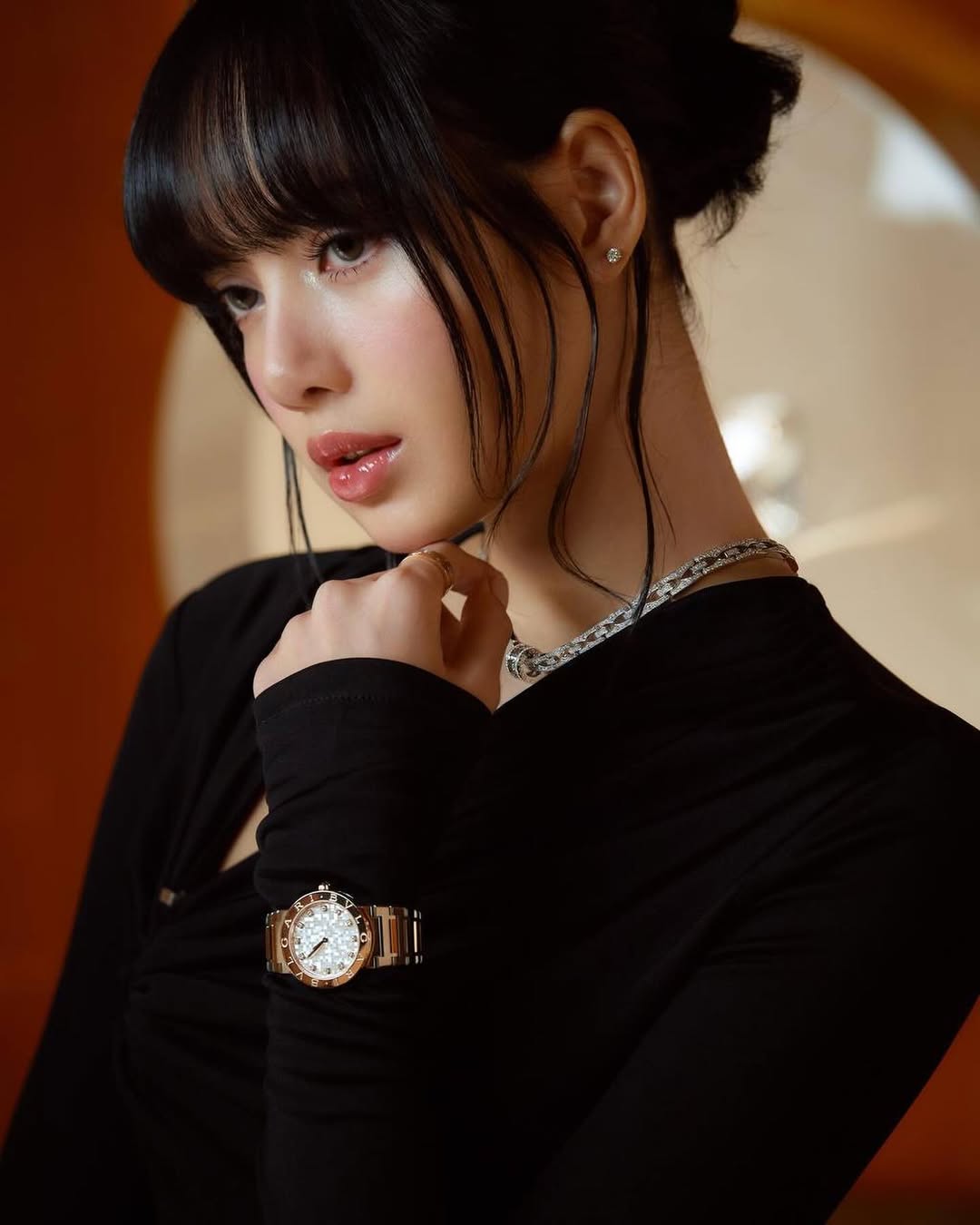 lisa mang đồng hồ của Bulgari