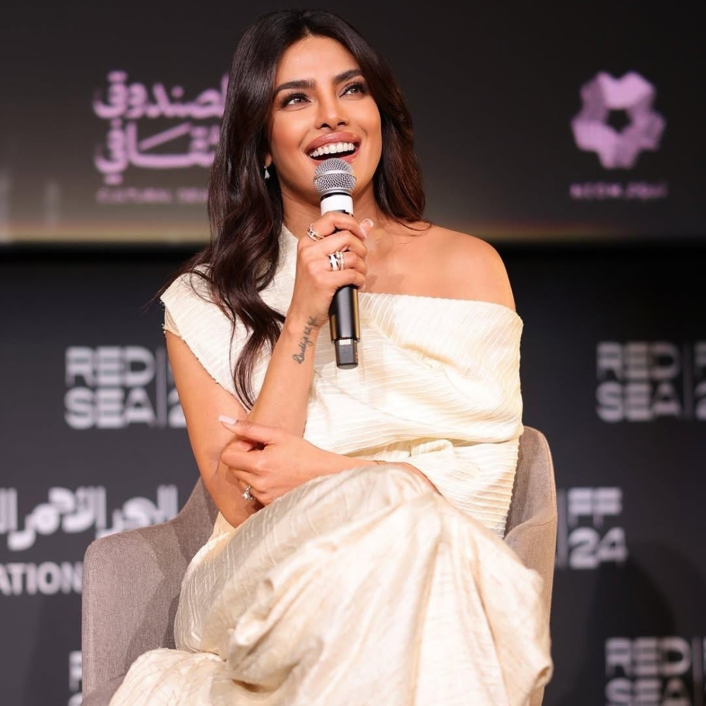 diễn viên Priyanka Chopra mặc đầm trắng tại liên hoan phim Biển Đỏ 2024