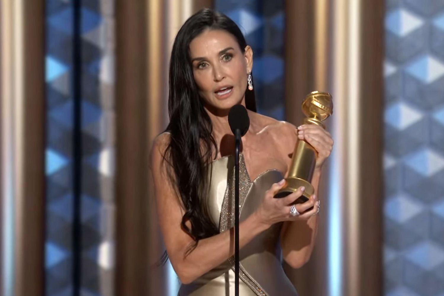 Demi Moore quả cầu vàng