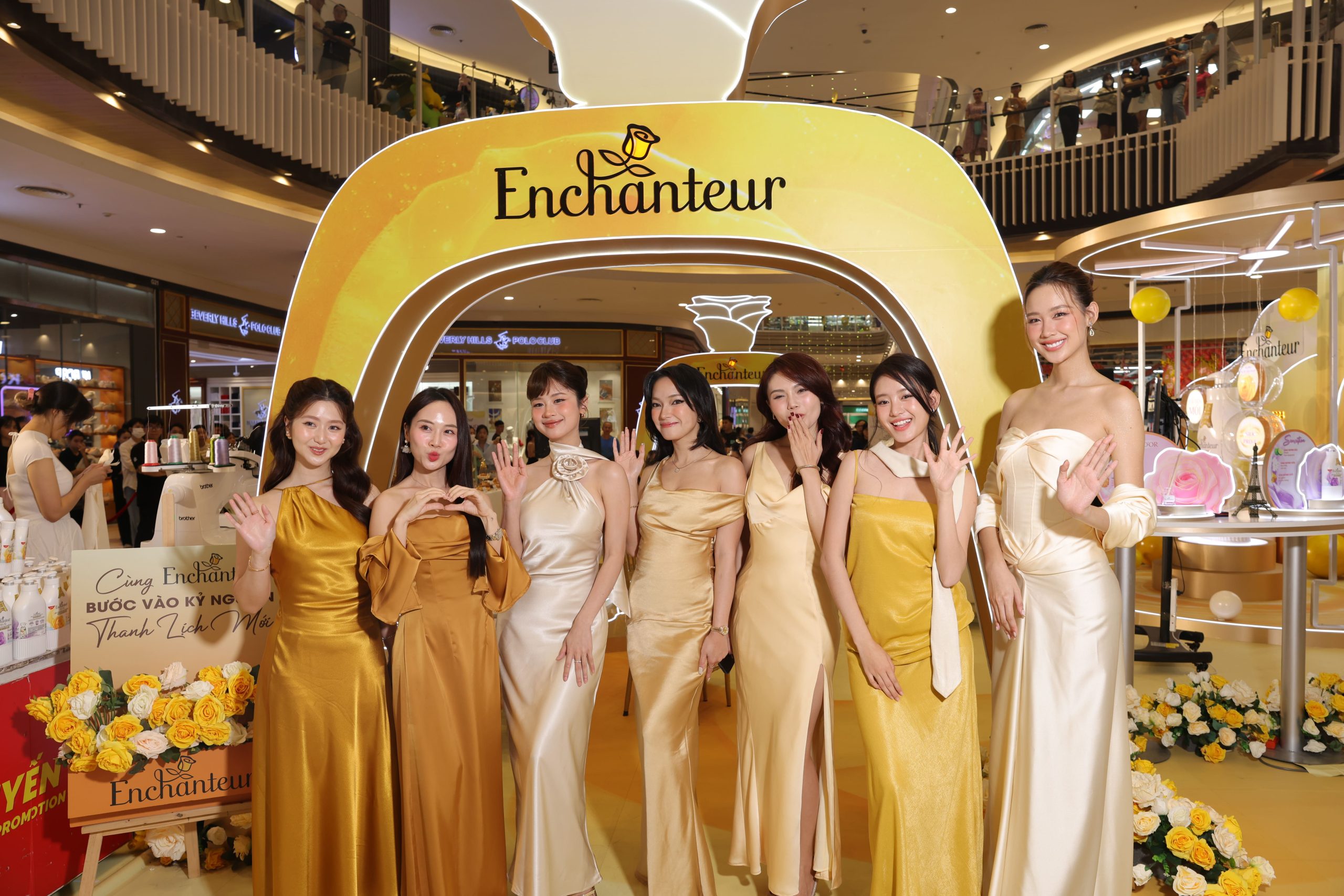 các cô gái diện trang phục tông vàng tại talkshow của Enchanteur