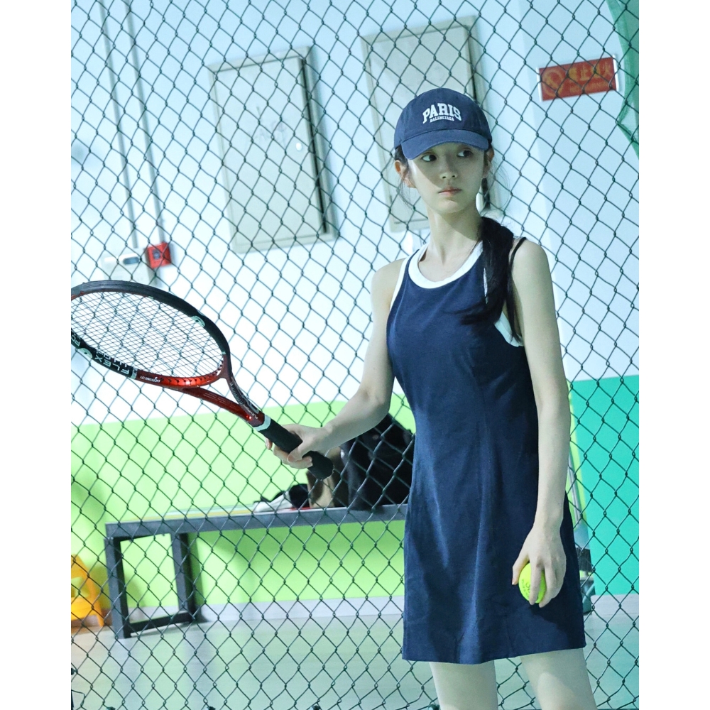 Điền Hi Vi đang chơi tennis