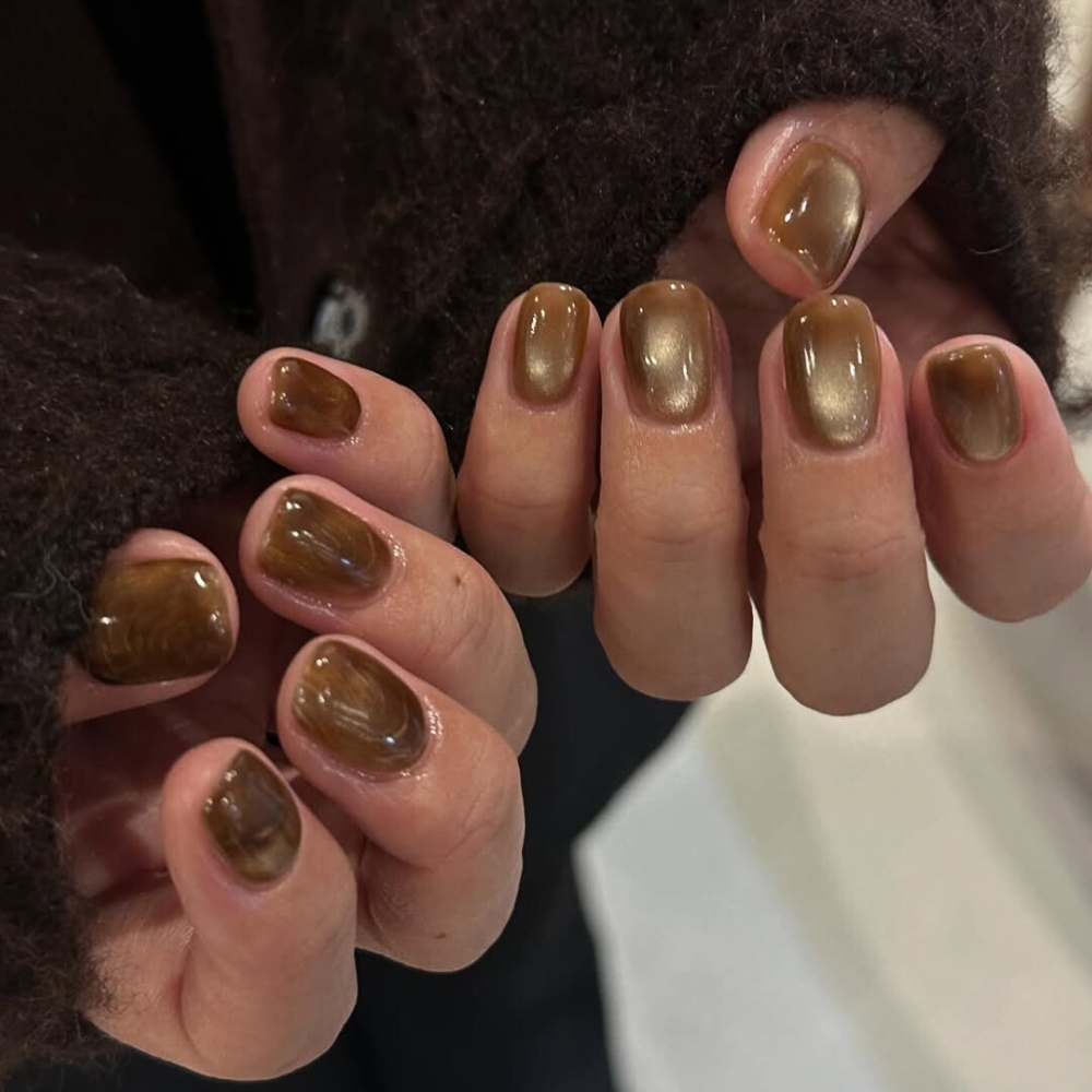 đôi tay với kiểu nail mắt mèo 