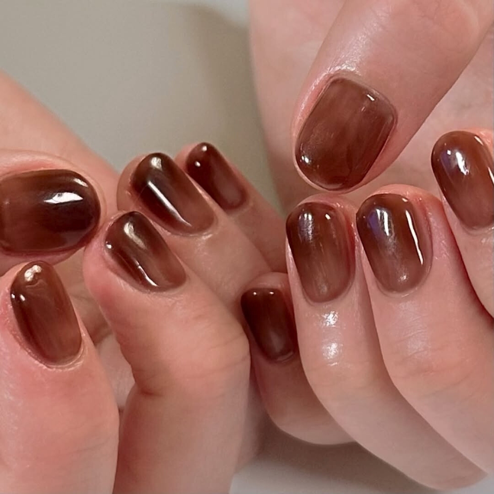 đôi tay với mẫu nail màu nâu cà phê