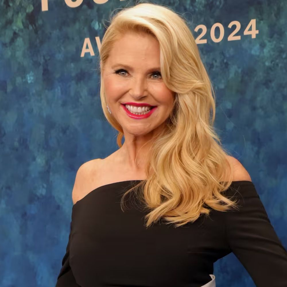 Christie Brinkley nữ tính với kiểu tóc dài xoăn bồng bềnh