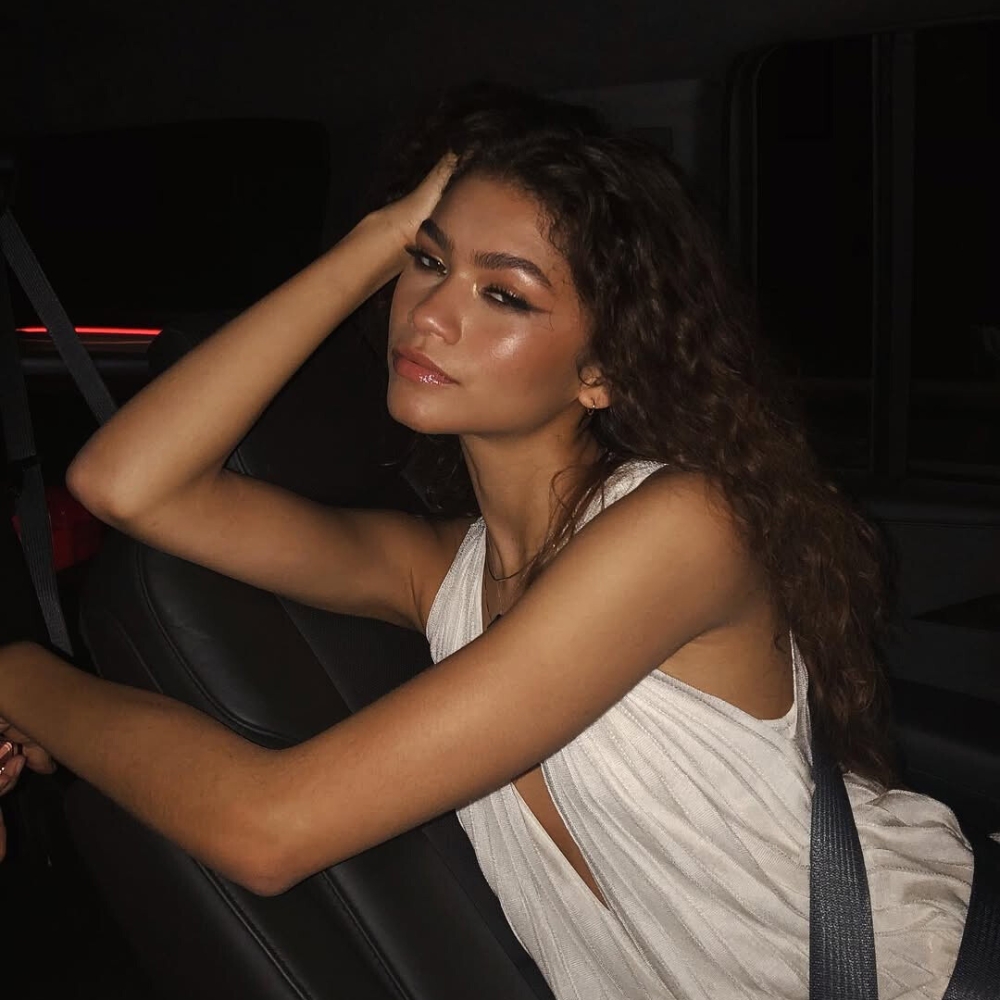 Zendaya ngồi chụp ảnh trong xe ô tô