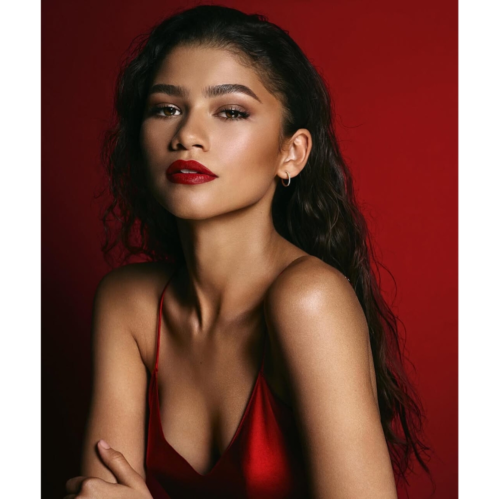 Zendaya diện son đỏ cùng với áo hai dây lụa đỏ