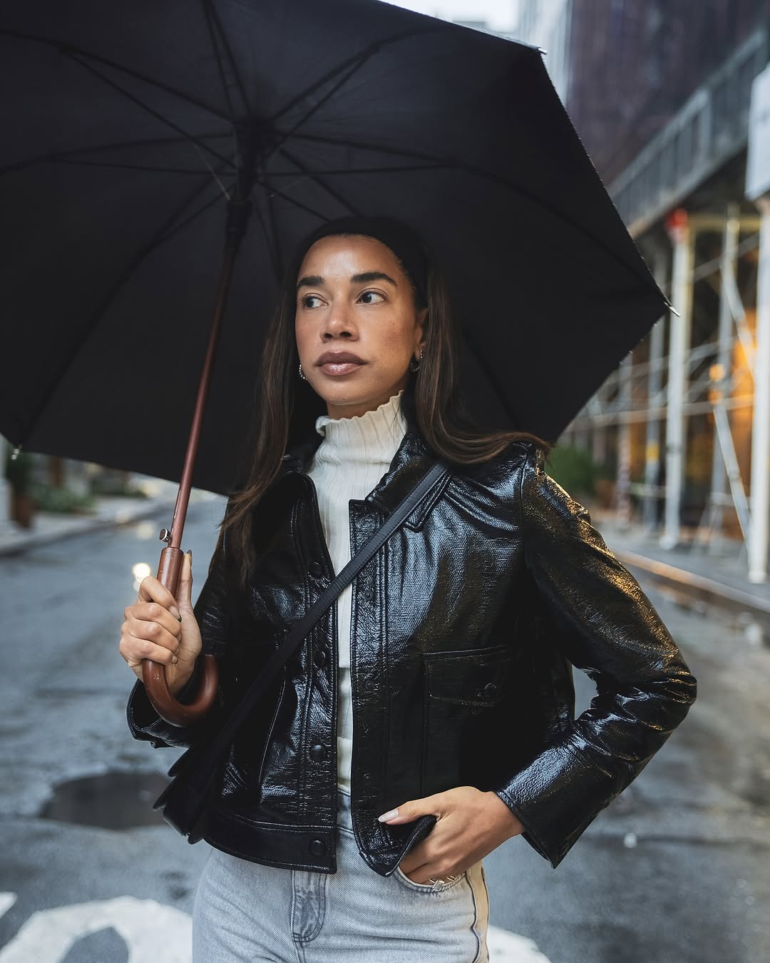 Hannah Bronfman mặc áo da, dưỡng da bằng mỡ bò