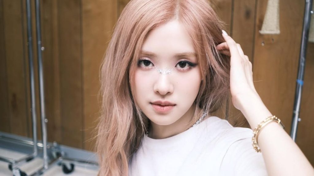 Rosé che khuyết điểm - Trang điểm nghệ thuật tạo điểm nhấn với phụ kiện đính kim tuyến lấp lánh trên