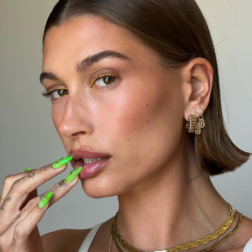 Hailey Bieber tạo kiểu tóc vuốt ngược và trang điểm tone nâu