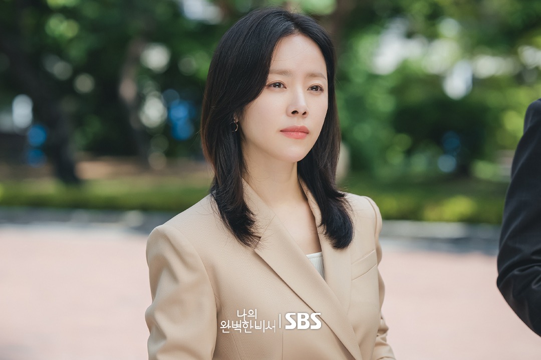 Han Ji Min diện áo blazer màu nude