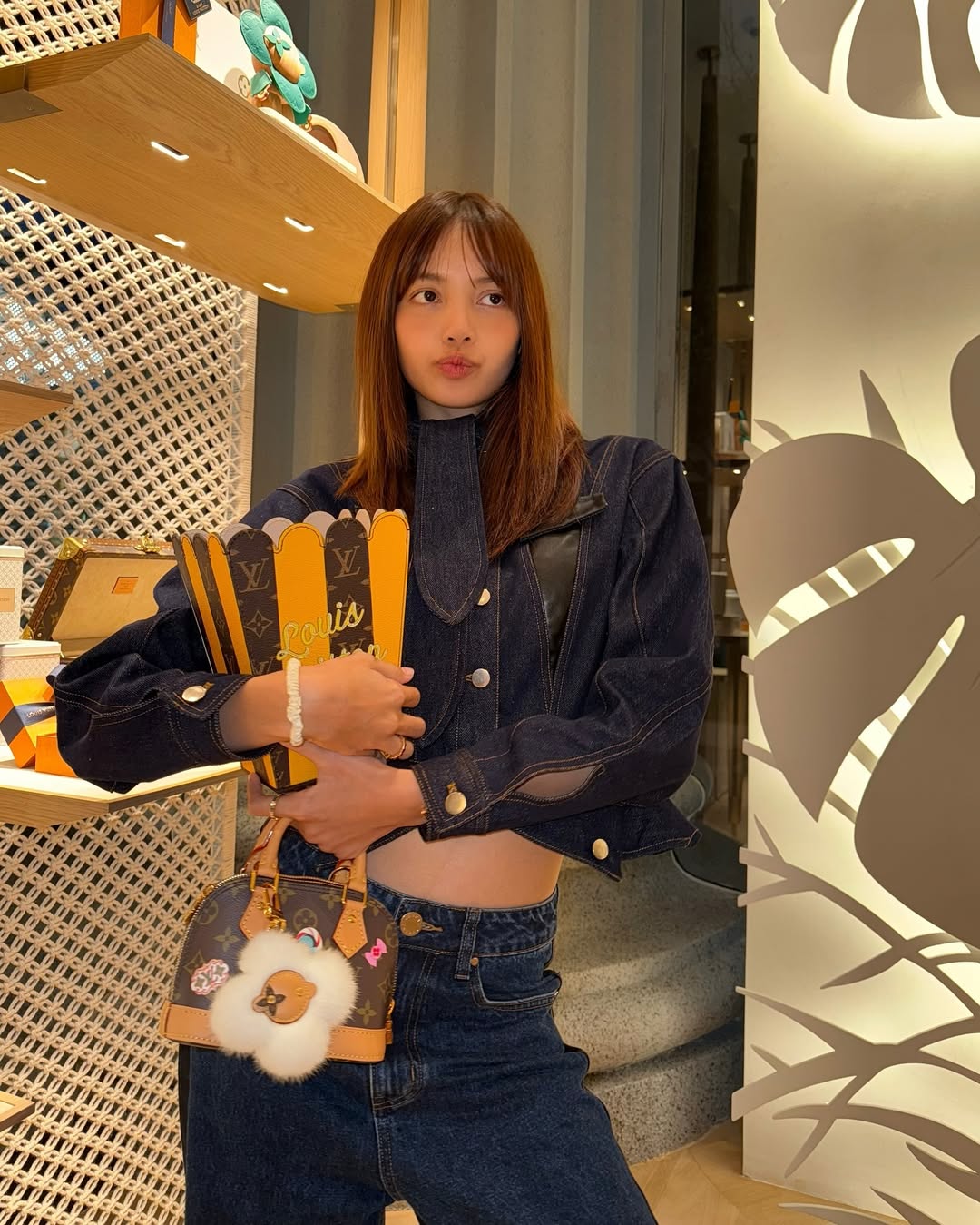 lalalalisa_m thời trang lisa tại Louis Vuitton