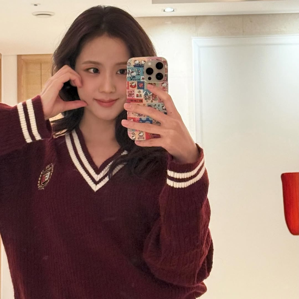 Jisoo mặc áo len đỏ và selfie trước gương