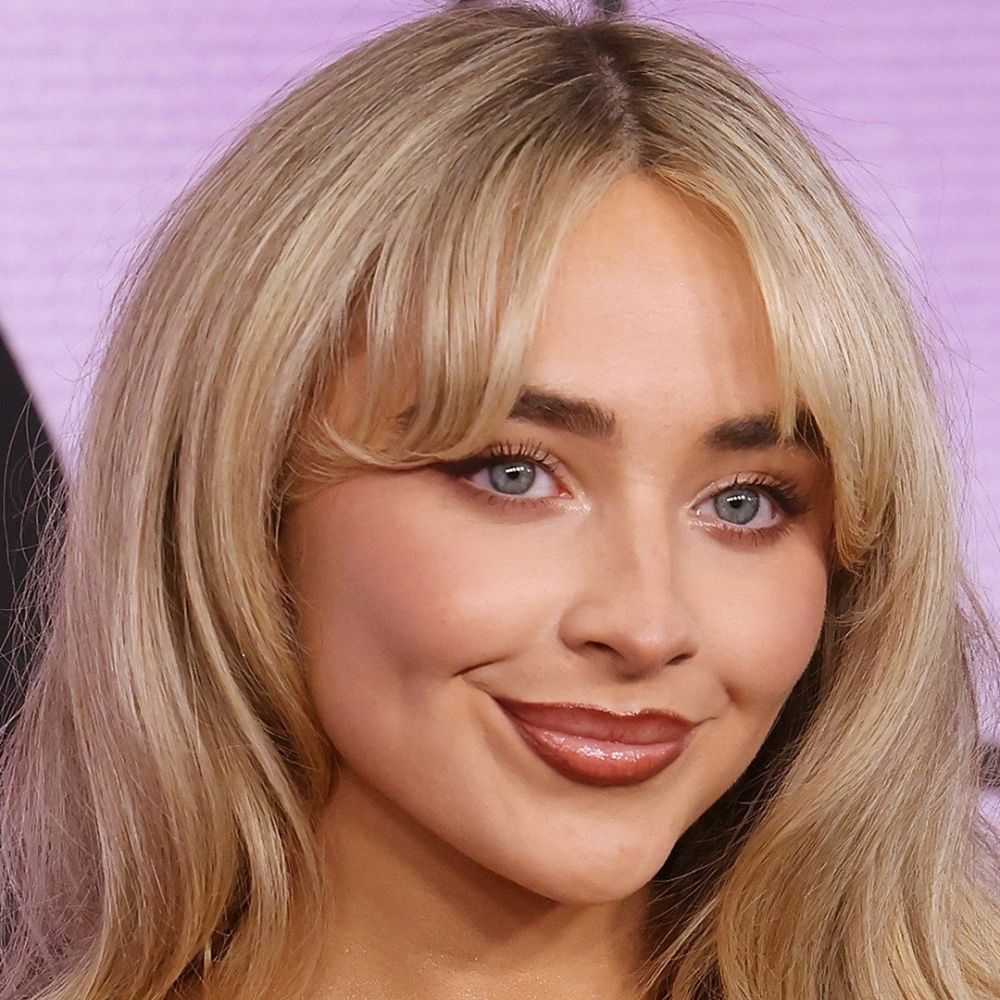 Sabrina Carpenter cùng màu son mauve-brown