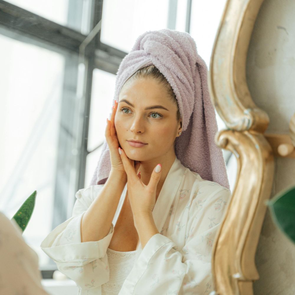 cô gái quấn khăn tím đang skincare