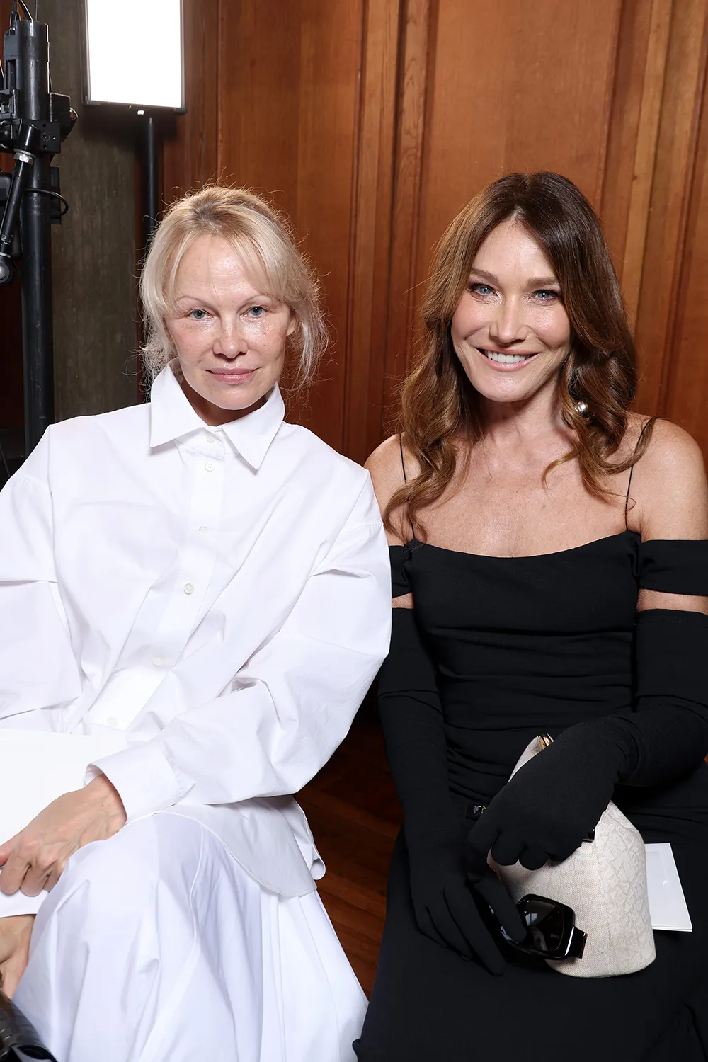 Pamela Anderson và Carla Bruni jacquemus