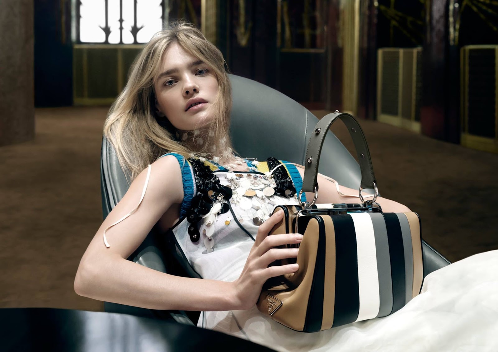 Natalia Vodianova góp mặt trong chiến dịch quảng bá Xuân - Hè 2016 của Prada. (Ảnh: PRADA)