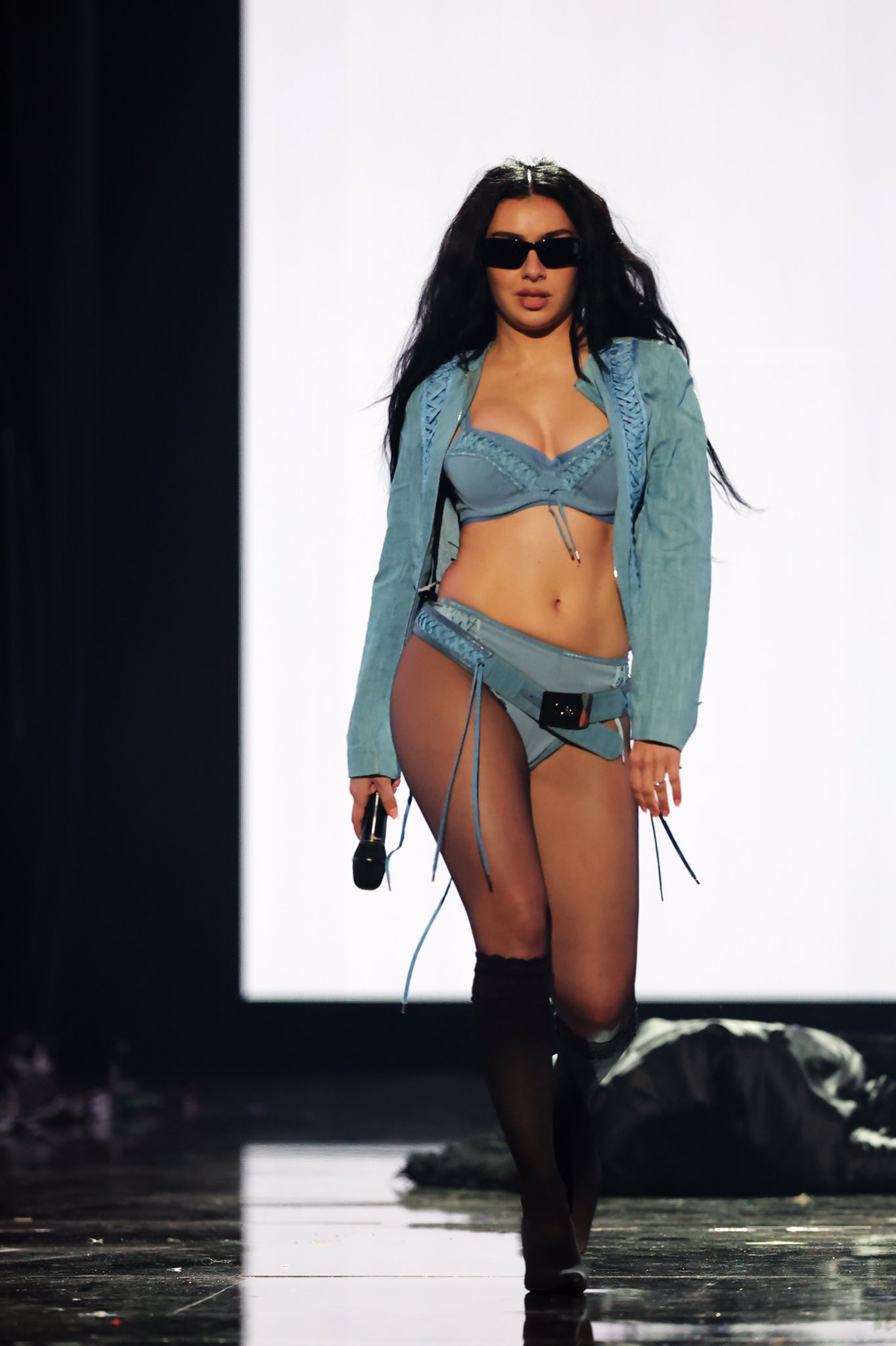 Charli XCX diện bra denim grammy