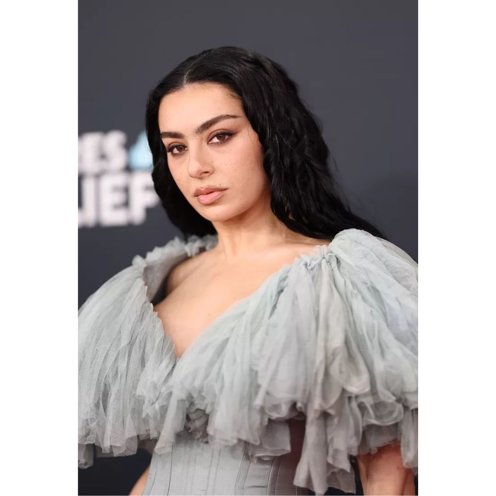 Charli XCX xuất hiện tại thảm đỏ Grammy 2025 với phong cách trang điểm tự nhiên và đôi mắt tông nâu khói.