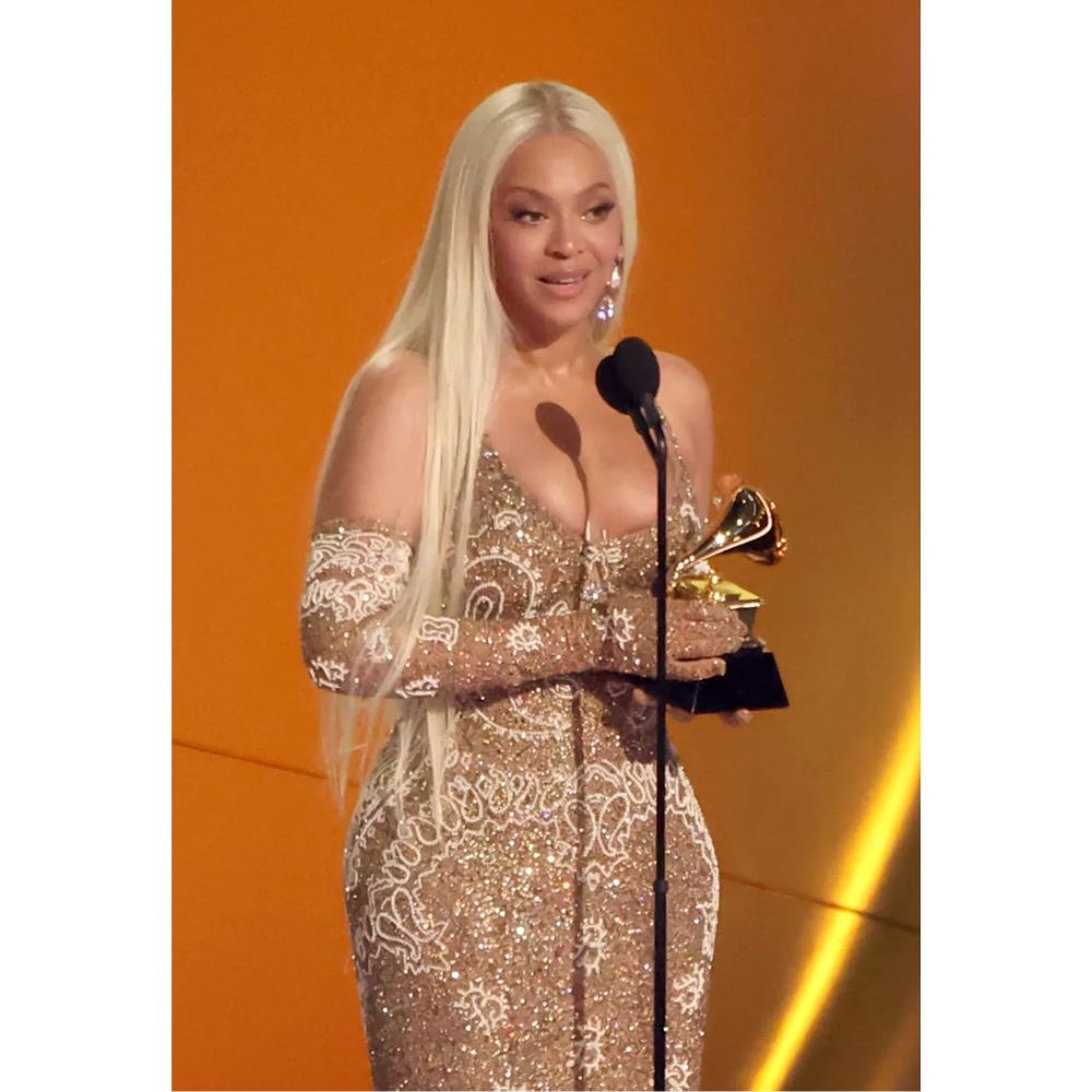 Beyoncé tỏa sáng tại Grammy 2025 với mái tóc bạch kim dài thẳng và đầm ánh kim quyến rũ.