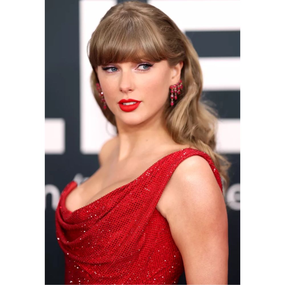 Taylor Swift với son đỏ rực rỡ và đường eyeliner sắc sảo đặc trưng tại Grammy 2025.