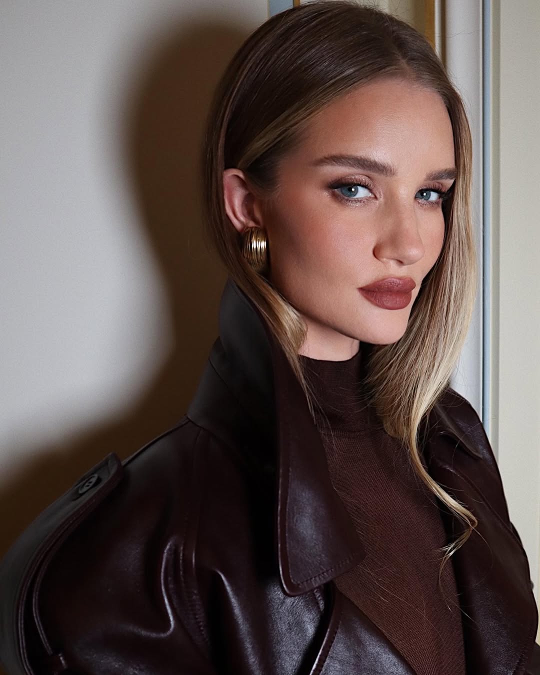 Rosie Huntington-Whiteley bông tai statement