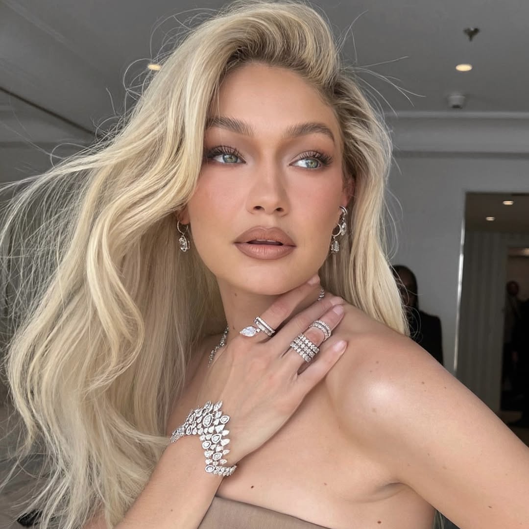 Hình ảnh Gigi Hadid sử dụng má hồng Patrick Ta